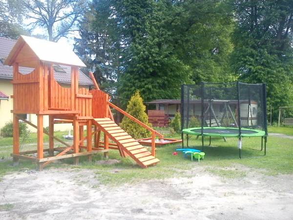 plac zabaw trampolina piaskownica zjezdzalnia domek