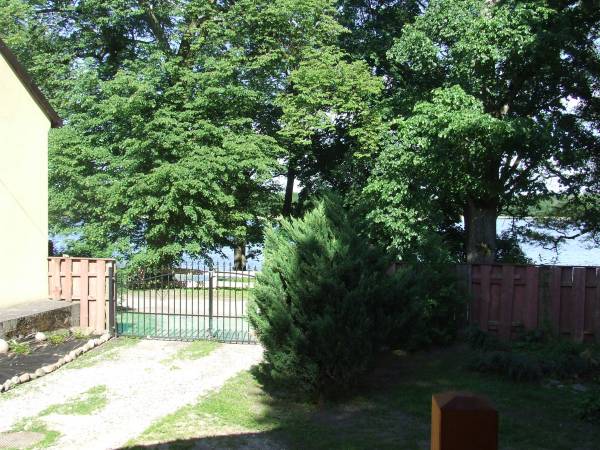 widok z tarasu na jezioro