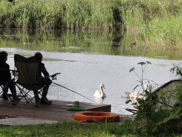 rodzinne łapanie ryb