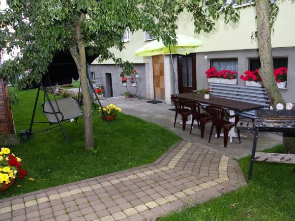 Ogród - miejsce do grillowania i wypoczynek wśród kwiatów i zieleni.