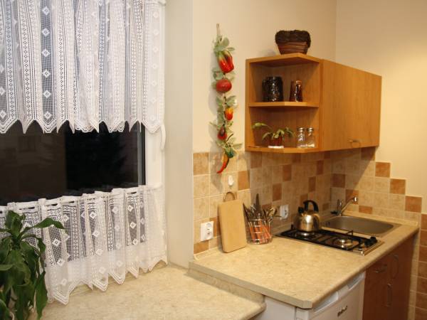 Kuchnia przy pokoju z balkonem