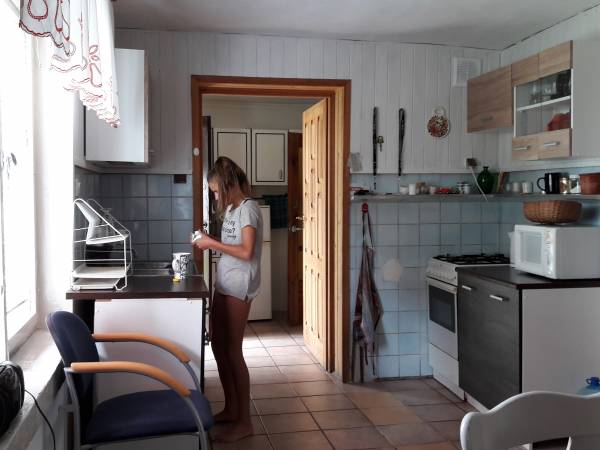 Kuchnia wyposażona w niezbędny sprzęt i urządzenia.