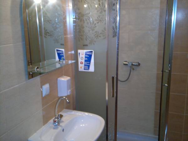 Łazienka w pokoju trzyosobowym