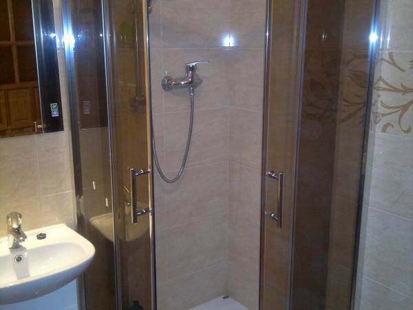 Łazienka (prysznic, umywalka, wc)