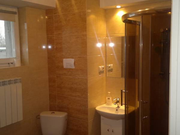 Łazienka w pokoju pięcioosobowym