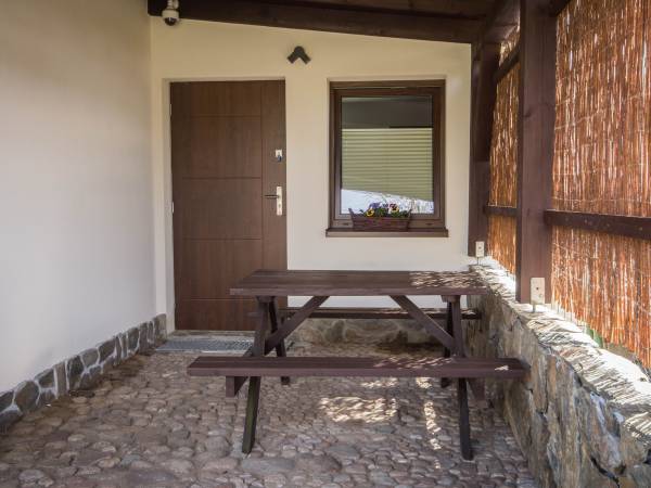 Pokój nr 2 wejście. 2-osobowy. Pokój z aneksem kuchennym i łazienką