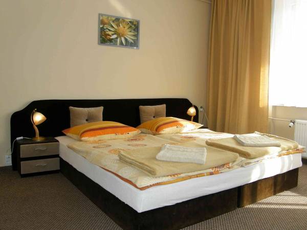 Pokój nr 5 - dwuosobowy z balkonem, łazienką i TV LCD