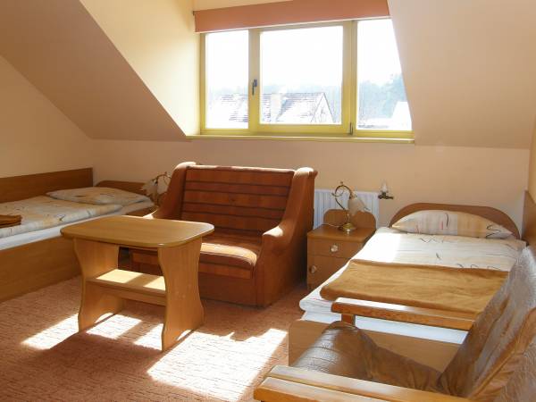 Pokój nr 12 z łazienką i TV LCD. W pokoju znajduje się wygodny, rozkładany fotel typu "amerykanka" - jako dostawka