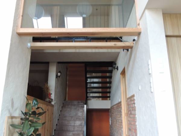 Widok z salonu na klatkę schodową