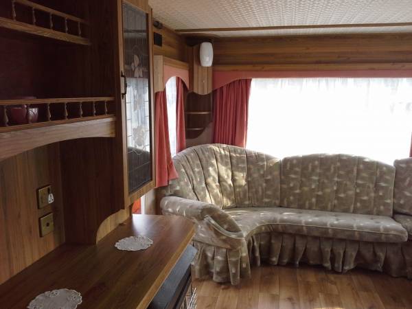 Salon z kominkiem i telewizorem