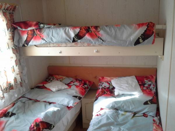 Sypialnia z trzema łóżkami