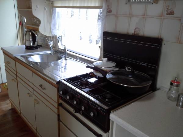 Kuchnia wyposażoną we wszystkie potrzebne naczynia ,czajnik,Kuchnia gazowa,patelnia oraz inne potrzebne sprzety