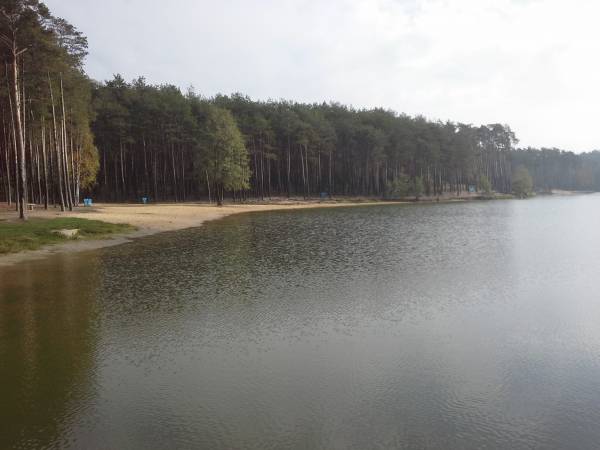 Piękny zalew z plaża w Kobylej Górze od strony Ligoty