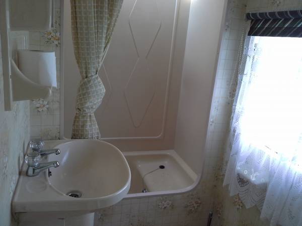 Łazienka:kabina prysznic,umywalka i toaleta z ciepłą i zimną woda