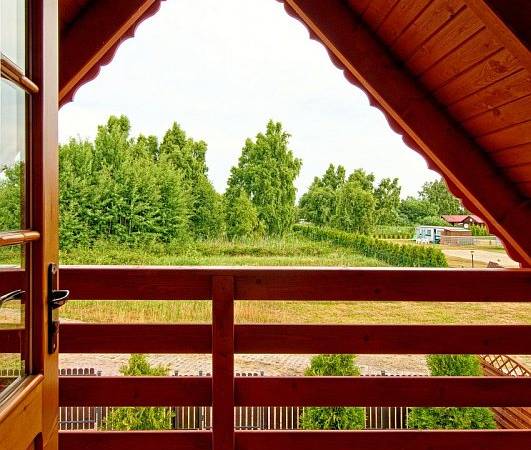 Domki Zefir Rowy, Jaworowa. Taras na piętrze, widok z sypialni.