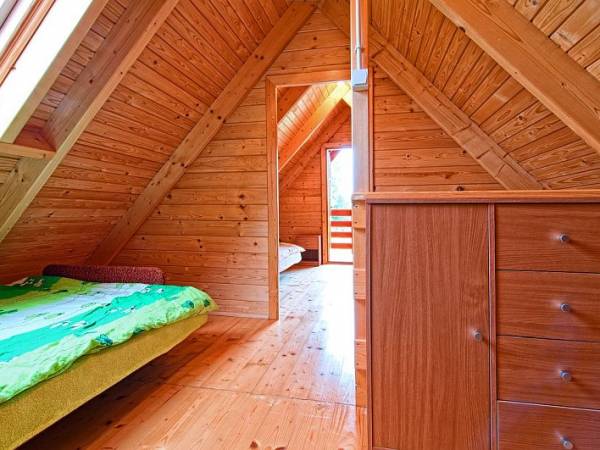 Domki Zefir Rowy, Jaworowa, sypialnia na piętrze.