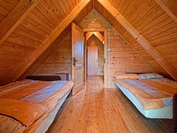 Domki Zefir Rowy, Jaworowa, sypialnia na piętrze.