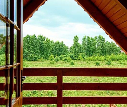 Domki Zefir Rowy, Jaworowa. Taras na parterze, widok z salonu.