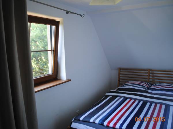 Sypialnia z łóżkiem małżeńskim