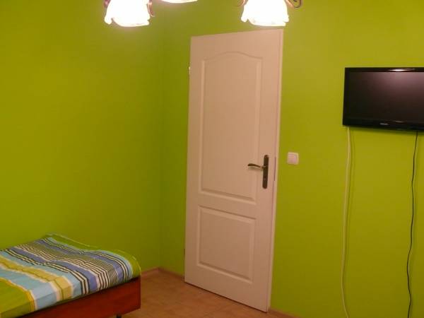 Pokój 2 osobowy z telewizorem na ścianie