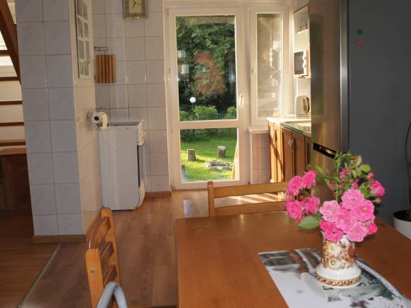 Jadalnia z kuchnią z wyjściem na ogród