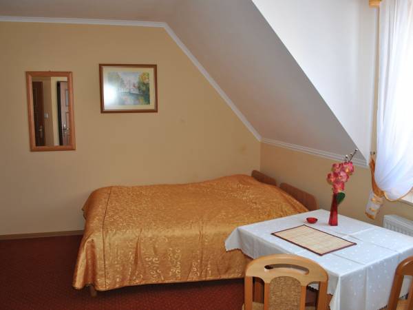 Krasnobród
Pokój z łazienką 3- osobowy na piętrze