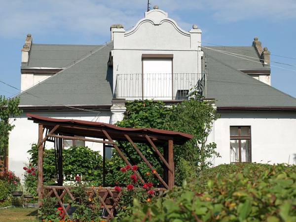 domek jak ze starej pocztówki,
a kwiaty, zieleń - dają nam miły nastrój i odpoczynek