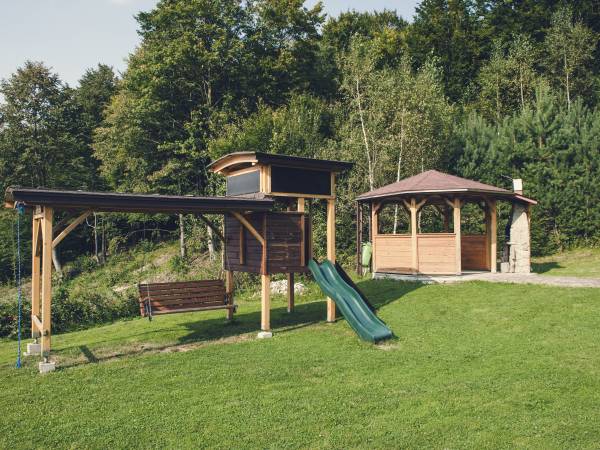 Plac zabaw dla dzieci z altaną grillową