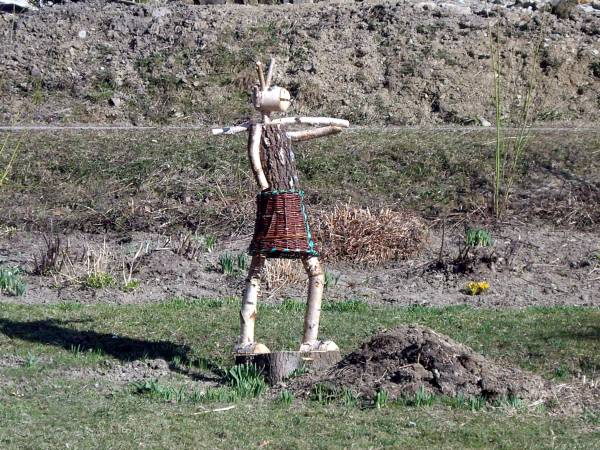 On nie zmierza do Pacanowa. On idzie do Lachowic. Chce wynając domek letniskowy ,,Rączy Jeleń". Pośpiesz się bo Cie uprzedzi!