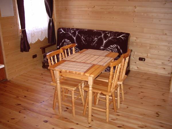 Przytulny pokoik łączy się z aneksem kuchennym.