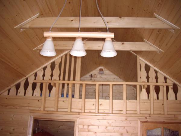 Na górze znajdują się dwa łóżeczka.