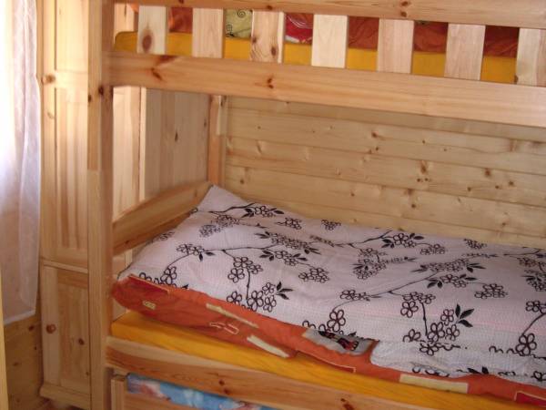 Sypialnia. Tu śnią się tylko kolorowe sny. Uważaj by nie przespać całego urlopu, bo z tych łóżek nie chce się wstawać.