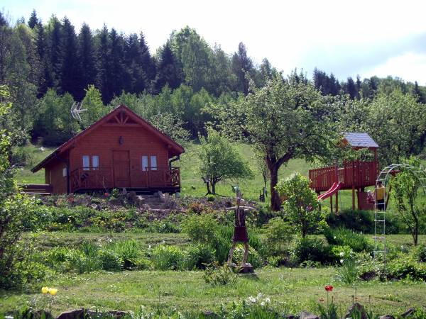 Domek ,,Rączy Jeleń w maju. Obok plac zabaw.