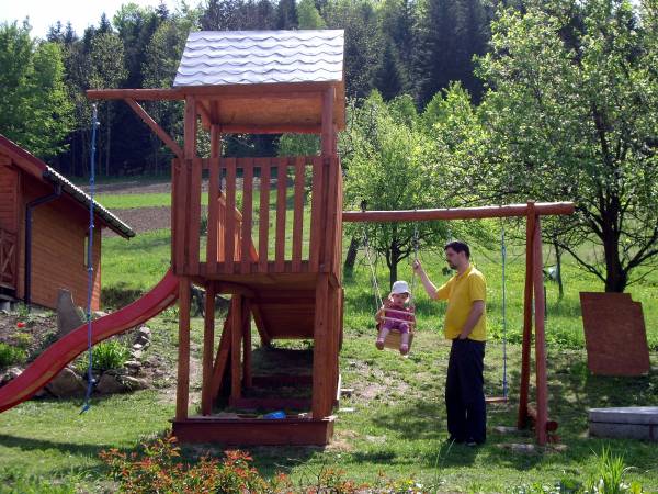 Plac Zabaw. Plac zabaw uatrakcyjni pobyt twoim dziecom. Składa się z huśtawek, piaskownicy, pomostu, wieży, liny wspinaczkowej, ścianki wspinaczkowej dla dzieci, 3 m ślizgu. Udanej zabawy.