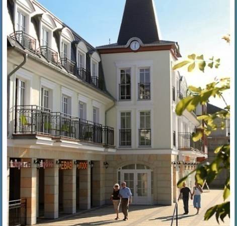 Deptak przed budynkiem.