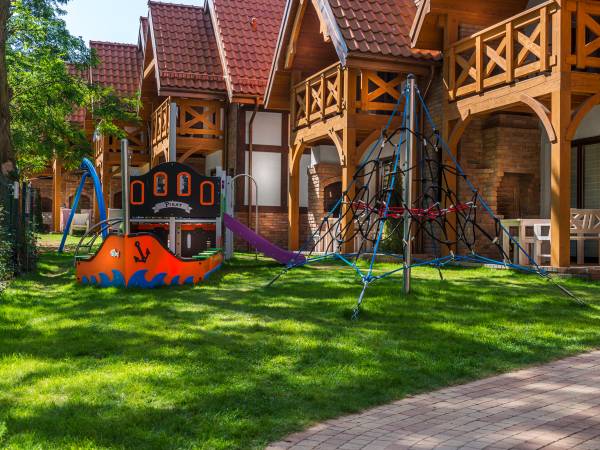 Hallerowka Resort - Władysławowo plac zabaw zewnętrzny od ogrodu