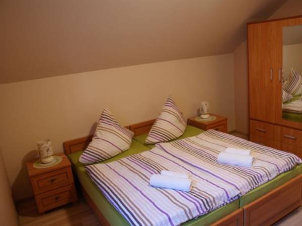 pokój dwuosobowy z łożem małżeńskim z możliwością rozdzielenia