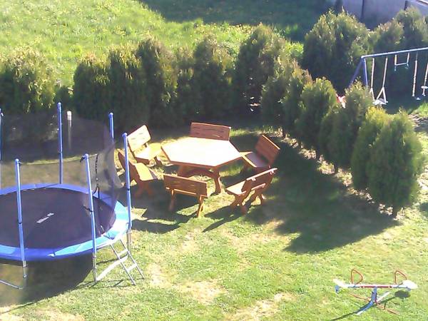 trampolina i miejsce przy stole