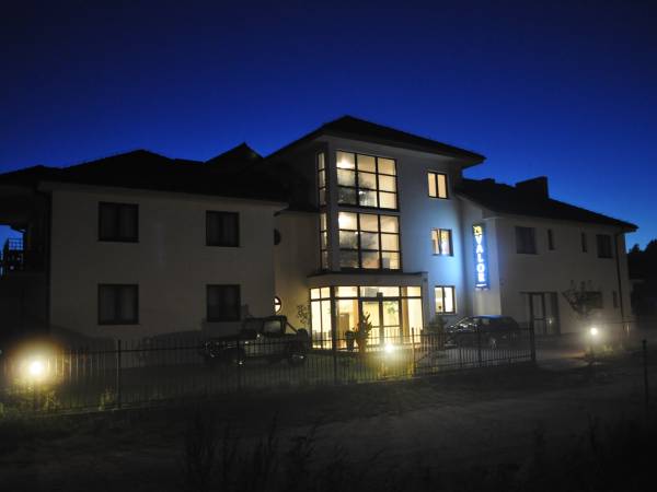 widok z ul. Jachowej w nocy