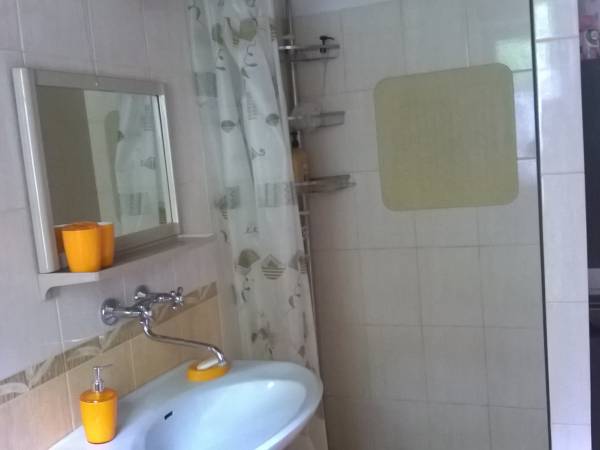 łazienka z wanną i natryskiem