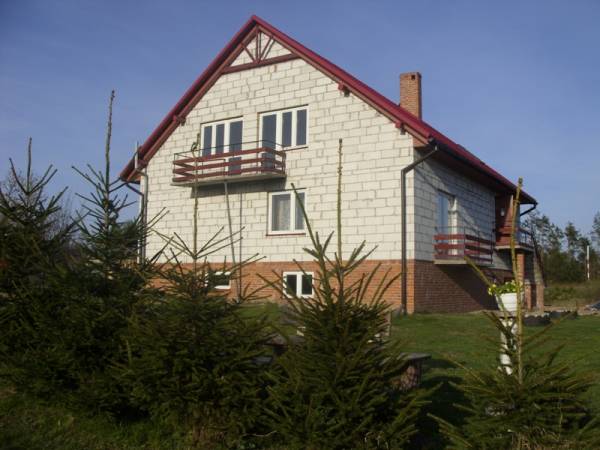 Dom jest usytuowany na wzniesieniu z pięknym widokiem oraz otaczającą go zielenią. Jest możliwość organizacji grilla bądź ogniska a także wędkowania.