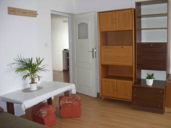 Pokój z łazienką i aneksem kuchennym wraz z wyposażeniem