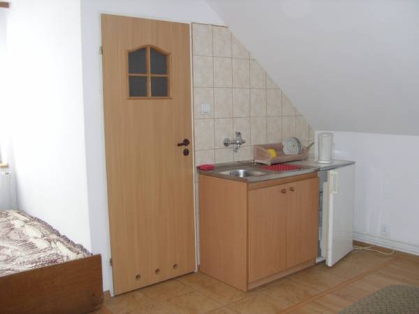 Aneks kuchenny z lodówką w pokoju 3-osobowym z łazienką