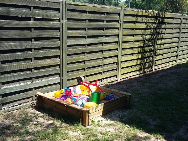 piaskownica i zabawki dla milusińskich