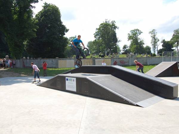 Kolejnym obiektem znajdującym się na ośrodku jest darmowy i dostępny dla mieszkańców i wczasowiczów Skatepark otwarty przez cały sezon na którym codziennie trenują młodzi adepci rolek, rowerów czy deskorolek.