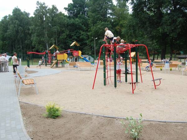 Duży, dobrze wyposażony plac zabaw, który cieszy się ogromną popularnością wśród mieszkańców i turystów. Plac jest ogrodzony co znacznie podnosi jego bezpieczeństwo.