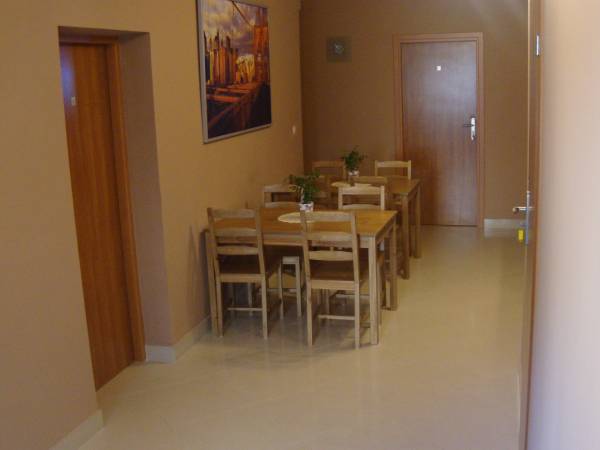 część wspólna z tv i w pełni wyposażoną kuchnią