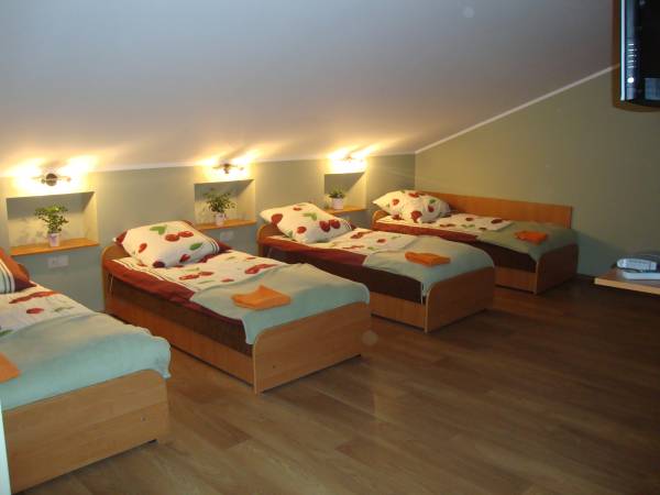 pokój 5 osobowy z tv, lodówką, czajnikiem oraz dużą łazienką i toaletą