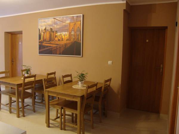 część wspólna z tv i w pełni wyposażoną kuchnią