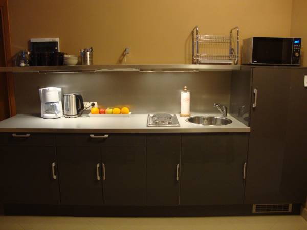 kuchnia z piecykiem, ekspresem do kawy, kuchenką mikrofalową, lodówką, naczyniami oraz kawą i herbatą dla gości